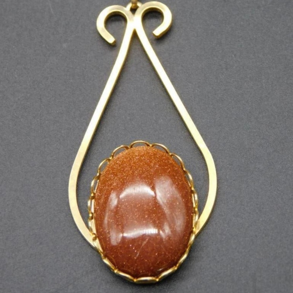 VINTAGE GOLDSTONE PENDANT ON CHAIN NECKLACE